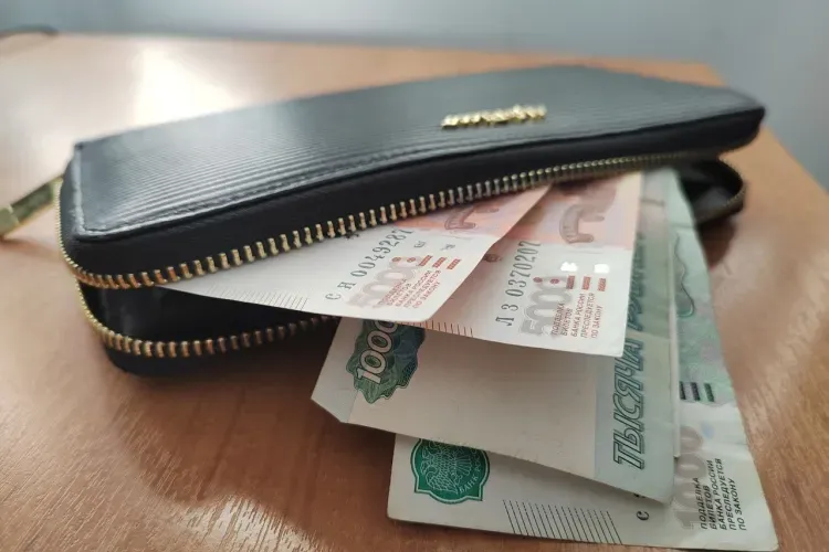 Деньги, украденные мошенниками, вернули жене участника спецоперации