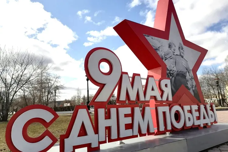 День Победы в Благовещенске: парад кораблей, "Бессмертный полк" и лазерное шоу