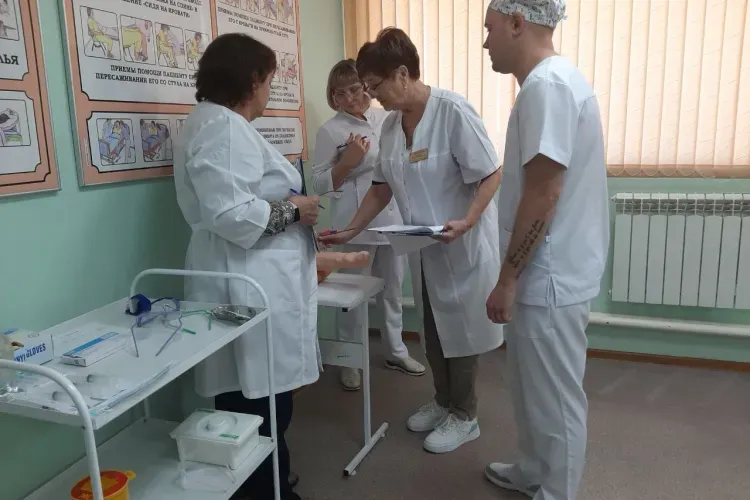 «Герои с нашего двора»: благовещенцев приглашают поделиться историями о медиках