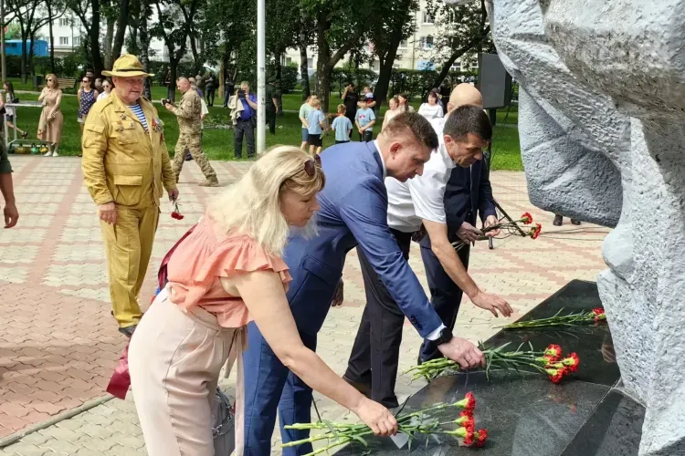 Минута молчания и ружейные залпы: память воинов-десантников почтили в Благовещенске