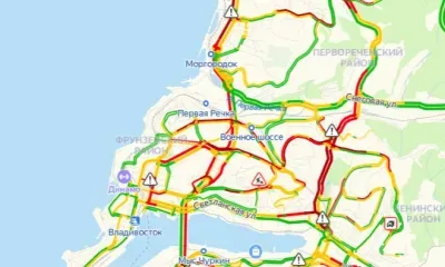 Дороги во льду, 10-балльные пробки, аварии: ледяной дождь сковал Владивосток