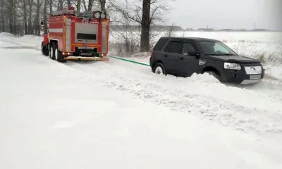 Пожарные вытащили из снега автомобили и автобус на амурских трассах 