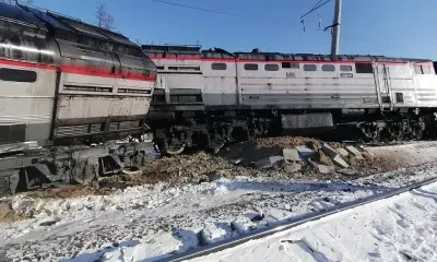 Локомотив грузового поезда сошел с рельс в Тындинском районе