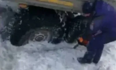 Фуру в Зейском районе два дня выпиливали из замерзшего ручья