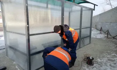 Ураган в Благовещенске снял "стены" с автобусных павильонов