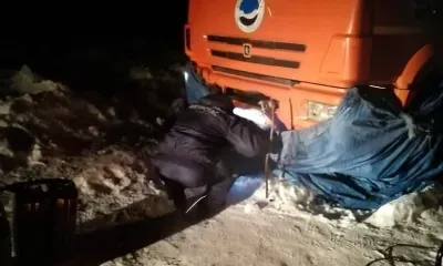 В Зейском районе эвакуировали пять человек из сломанного КамАЗа