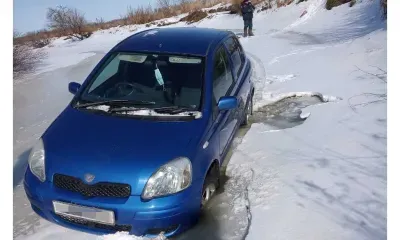 Пожарные в Ивановском районе вытащили провалившийся под лед автомобиль 