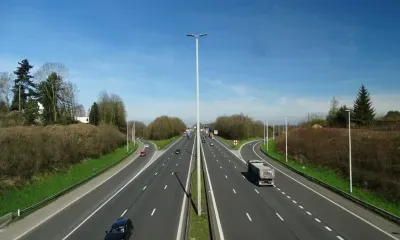 Водителей заставят снижать скорость на дорогах при помощи динамических знаков