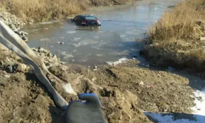 Автомобиль в Чигирях утонул в канаве на опасном повороте
