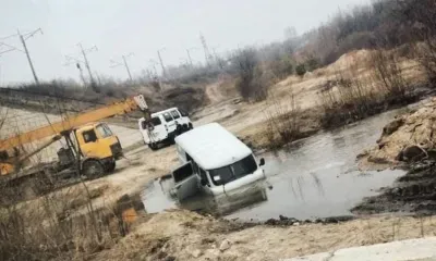 Автомобили увязли в одном месте на реке, протекающей в Свободном