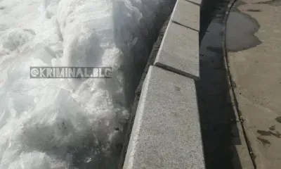 Лед с Амура повредил ограду набережной в Благовещенске