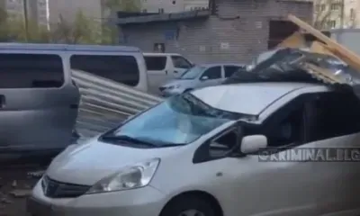 В Благовещенске на машины обрушилась железная кровля, сорванная ветром
