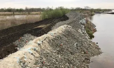 В Белогорске образовалась промоина на дамбе возле реки с растущим уровнем воды
