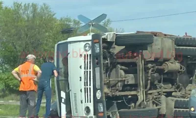 Автомобиль КамАЗ перевернулся на железнодорожном переезде в Благовещенске