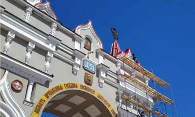 Триумфальную арку в Благовещенске обновляют к юбилею города