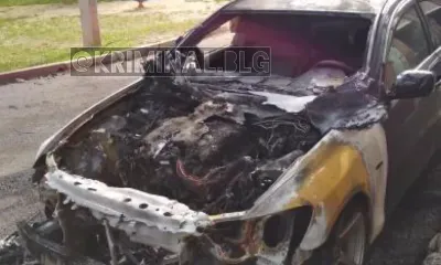 Автомобиль сгорел наполовину во время пожара в Благовещенске