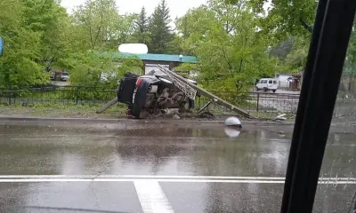 Автомобиль в Свободном сломал напополам бетонный столб