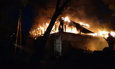 Горящий магазин в Белогорске тушили 14 пожарных