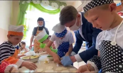 Губернатор Приморья Олег Кожемяко налепил вареников и раздал детям 100 порций мороженого