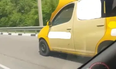 Такси с открытым капотом проехалось по Благовещенску
