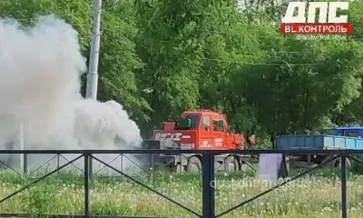 Водители пожаловались на дымящий кран, разъезжающий по микрорайону Благовещенска