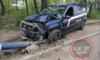 В Благовещенске почтовая машина врезалась в столб, водитель госпитализирован