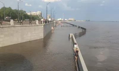Бесстрашные: прохожие гуляют по подтопленной набережной Амура в Благовещенске
