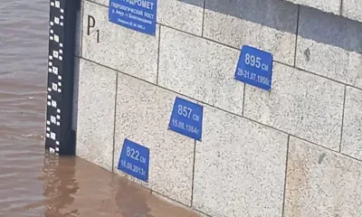 На набережную Благовещенска вышло много людей, Амур залил все спуски