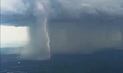 Атмосферно: молнии с высоты птичьего полета "поймал" в кадр амурский летчик 