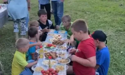 Горячий ужин в полевых условиях для жителей села Игнатьево устроили рядом с храмом