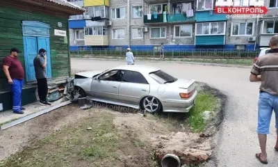 Водитель Toyota Mark II врезался в жилой дом в Благовещенске