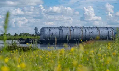 Амурский ГХК встречает колонну для пиролиза, прошедшую участок под мостом через Зею 