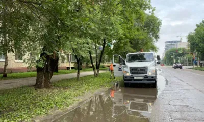 Воду после ночного дождя откачивают с улиц Благовещенска