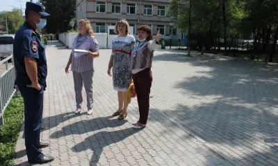 "Неправильные" знаки и разбитые тротуары: маршруты в амурские школы проверили общественники