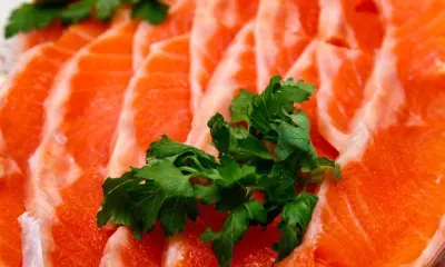 Красная рыба и икра должны подешеветь в России