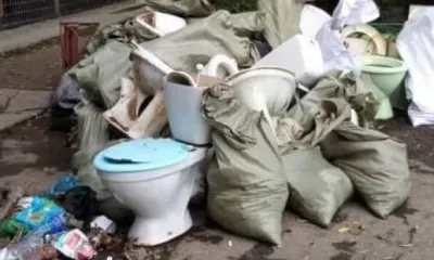 Свалку из унитазов оставили под окнами дома в Шимановске