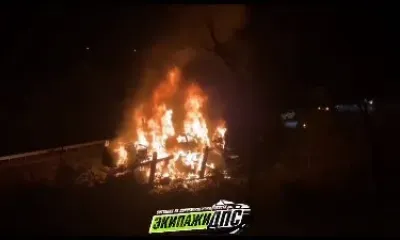 Автовоз, загруженный автомобилями, сгорел во Владивостоке
