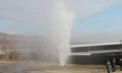 Фонтан забил из-под земли в Зее после порыва водовода