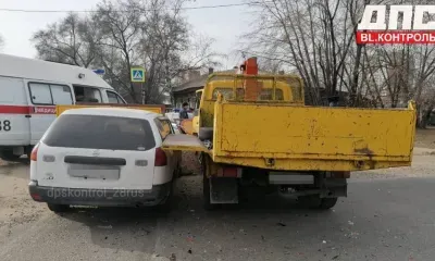 Легковой автомобиль и автокран столкнулись в районе перекопа в Благовещенске