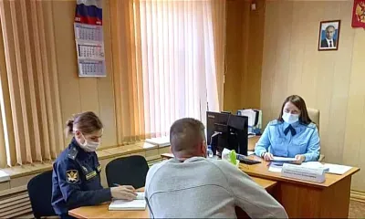 Амурчанин оплатил долг по зарплате при личном приеме с главным судебным приставом