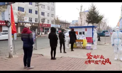 Чиновники в химзащите и подгузниках помогают врачам в борьбе с коронавирусом в Хэйхэ