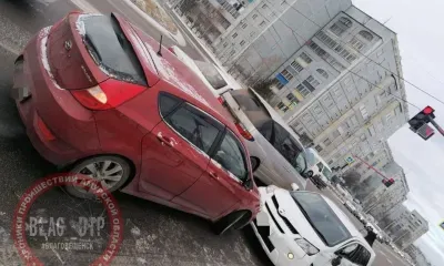 Автомобиль доставки воды попал в тройное ДТП в Благовещенске