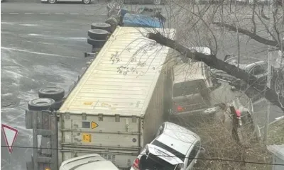 Фура придавила припаркованные автомобили в центре Владивостока