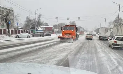 На уборку снега вышли дорожники в городах Приамурья