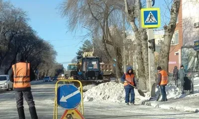 Снег с улиц Благовещенска вывозят с перекрытием движения