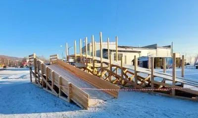 Монтаж деревянной горки в Зее остановили из-за требований Гостехнадзора