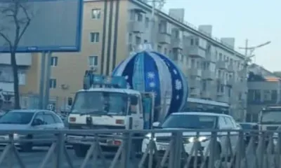 Огромный елочный шар прокатили по улицам Владивостока