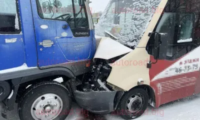 Автобус и грузовик попали в лобовое ДТП в Благовещенске