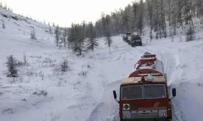 Колонна из 12 грузовых машин застряла в сугробах 45-градусный мороз в Якутии