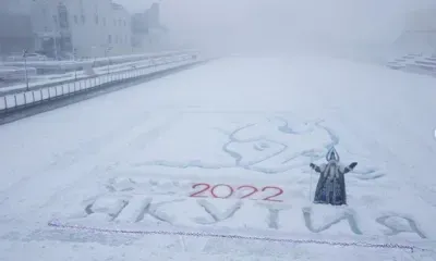 Открытку из снега в 50-градусный мороз создали в Якутске в память об амурском художнике 